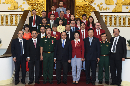 Thủ tướng Nguyễn Xuân Phúc chụp ảnh lưu niệm với Đoàn thể thao Việt Nam tham dự Olympic Rio 2016.